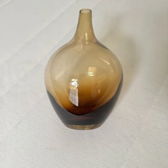 Elegant Amber Glass Vase - Picture 3 of 4